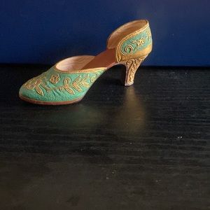 Just the Right Shoe by Raine “Carved Heel”